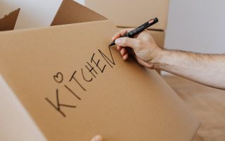 迷你倉：從囤積小物到空間大智慧的幽默分析