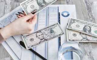 金價美元的微妙舞蹈：財富與情感的哲學探究