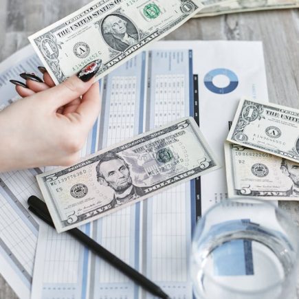 金價美元的微妙舞蹈：財富與情感的哲學探究