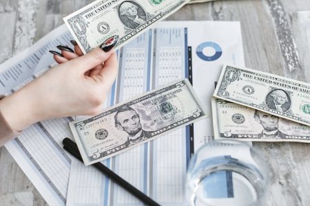 金價美元的微妙舞蹈：財富與情感的哲學探究