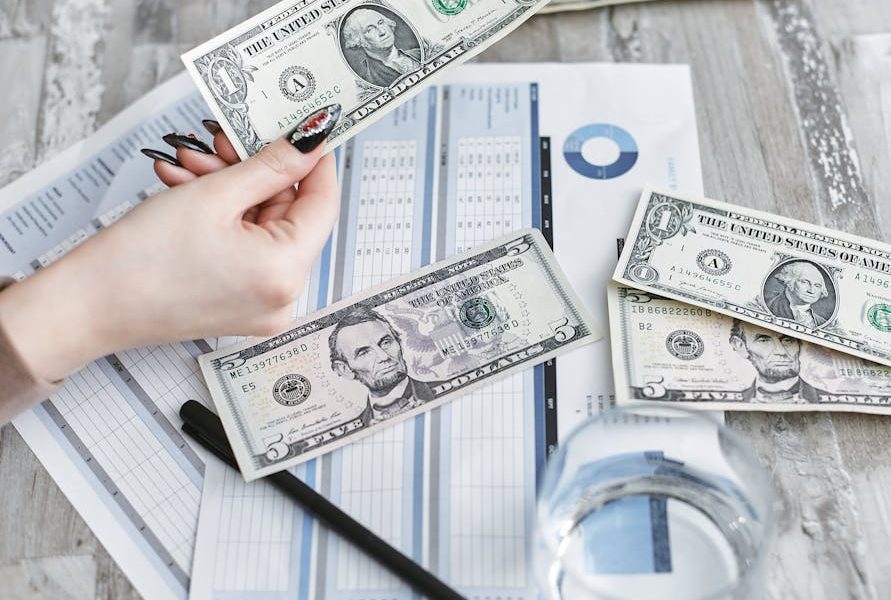 金價美元的微妙舞蹈：財富與情感的哲學探究