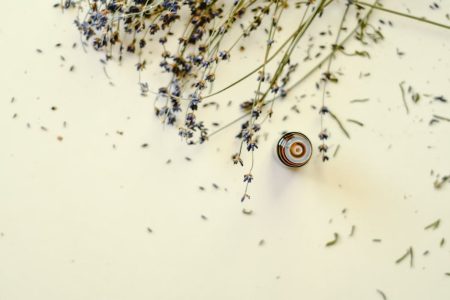 香薰精油完整指南：從基礎認識到日常應用的完整解析